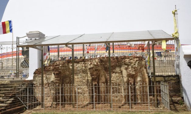 දෙව් බඹුන්ගෙන් පුද ලද විශ්වයේ අසමසම දාගැබ- රුවන්වැලි මහා සෑය