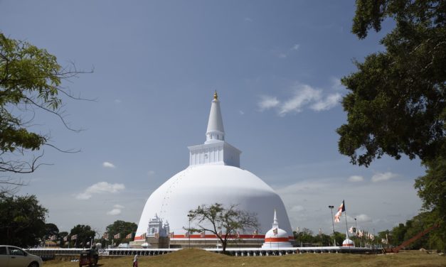 දෙව් බඹුන්ගෙන් පුද ලද විශ්වයේ අසමසම දාගැබ- රුවන්වැලි මහා සෑය