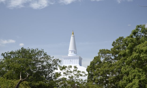 දෙව් බඹුන්ගෙන් පුද ලද විශ්වයේ අසමසම දාගැබ- රුවන්වැලි මහා සෑය