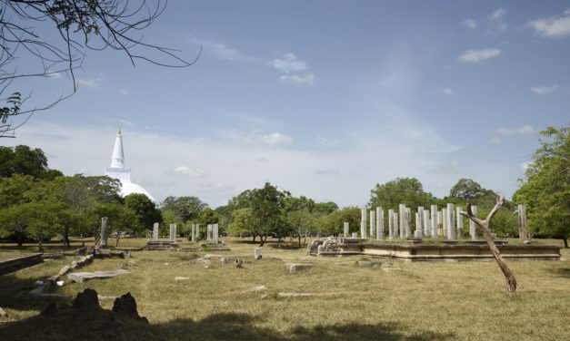 දෙව් බඹුන්ගෙන් පුද ලද විශ්වයේ අසමසම දාගැබ- රුවන්වැලි මහා සෑය