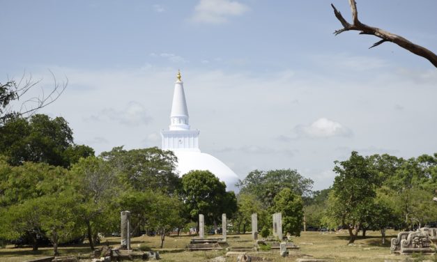 දෙව් බඹුන්ගෙන් පුද ලද විශ්වයේ අසමසම දාගැබ- රුවන්වැලි මහා සෑය