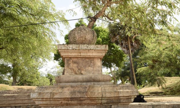 දෙව් බඹුන්ගෙන් පුද ලද විශ්වයේ අසමසම දාගැබ- රුවන්වැලි මහා සෑය