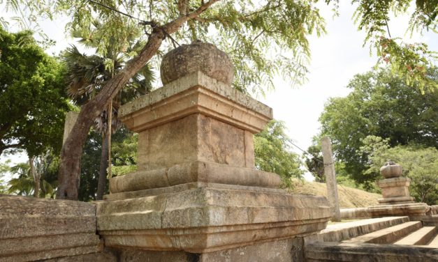 දෙව් බඹුන්ගෙන් පුද ලද විශ්වයේ අසමසම දාගැබ- රුවන්වැලි මහා සෑය