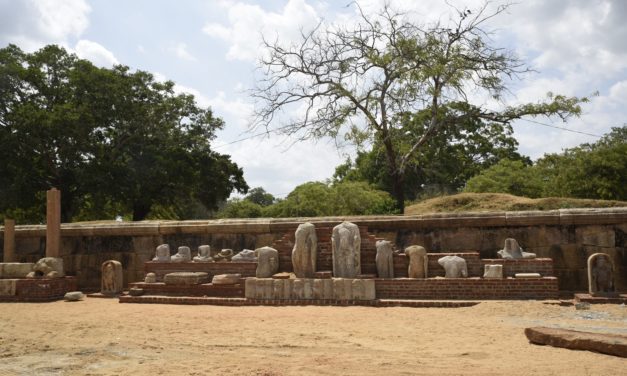 දෙව් බඹුන්ගෙන් පුද ලද විශ්වයේ අසමසම දාගැබ- රුවන්වැලි මහා සෑය