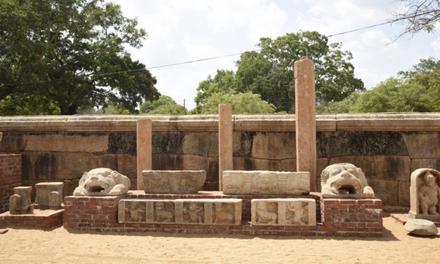 දෙව් බඹුන්ගෙන් පුද ලද විශ්වයේ අසමසම දාගැබ- රුවන්වැලි මහා සෑය