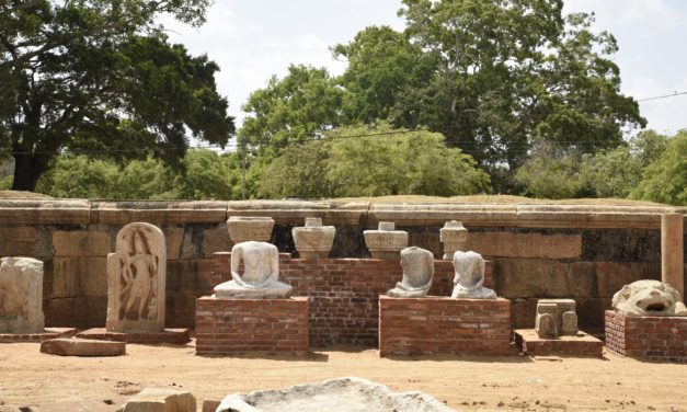 දෙව් බඹුන්ගෙන් පුද ලද විශ්වයේ අසමසම දාගැබ- රුවන්වැලි මහා සෑය