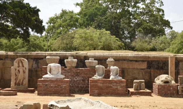 දෙව් බඹුන්ගෙන් පුද ලද විශ්වයේ අසමසම දාගැබ- රුවන්වැලි මහා සෑය