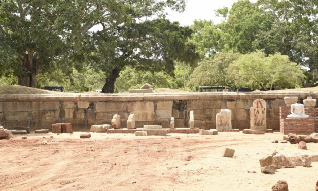 දෙව් බඹුන්ගෙන් පුද ලද විශ්වයේ අසමසම දාගැබ- රුවන්වැලි මහා සෑය