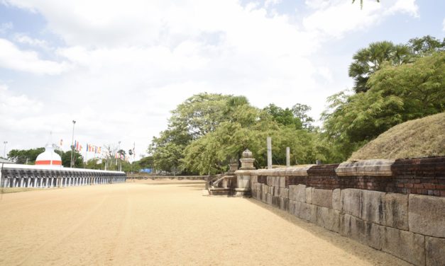 දෙව් බඹුන්ගෙන් පුද ලද විශ්වයේ අසමසම දාගැබ- රුවන්වැලි මහා සෑය