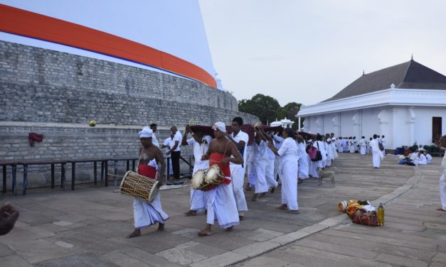 දෙව් බඹුන්ගෙන් පුද ලද විශ්වයේ අසමසම දාගැබ- රුවන්වැලි මහා සෑය
