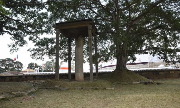දෙව් බඹුන්ගෙන් පුද ලද විශ්වයේ අසමසම දාගැබ- රුවන්වැලි මහා සෑය