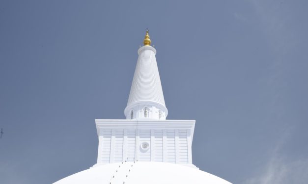 දෙව් බඹුන්ගෙන් පුද ලද විශ්වයේ අසමසම දාගැබ- රුවන්වැලි මහා සෑය