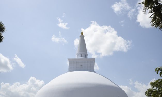 දෙව් බඹුන්ගෙන් පුද ලද විශ්වයේ අසමසම දාගැබ- රුවන්වැලි මහා සෑය