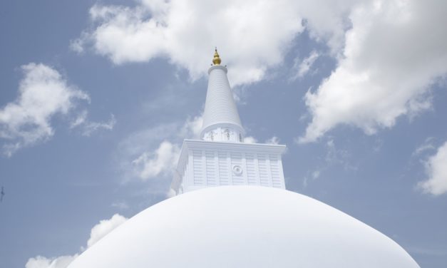 දෙව් බඹුන්ගෙන් පුද ලද විශ්වයේ අසමසම දාගැබ- රුවන්වැලි මහා සෑය