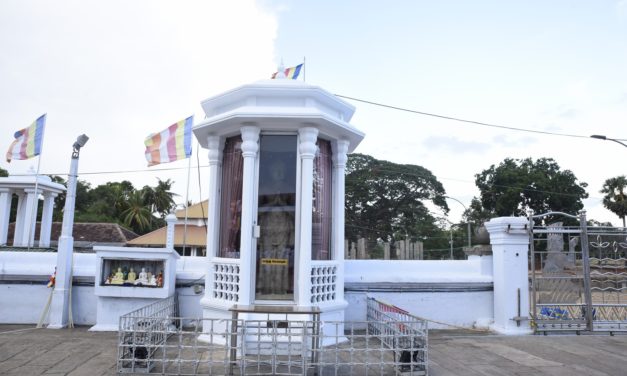 දෙව් බඹුන්ගෙන් පුද ලද විශ්වයේ අසමසම දාගැබ- රුවන්වැලි මහා සෑය