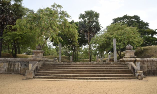 දෙව් බඹුන්ගෙන් පුද ලද විශ්වයේ අසමසම දාගැබ- රුවන්වැලි මහා සෑය