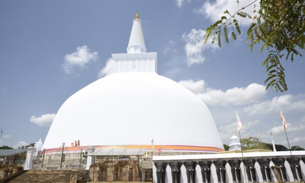 දෙව් බඹුන්ගෙන් පුද ලද විශ්වයේ අසමසම දාගැබ- රුවන්වැලි මහා සෑය