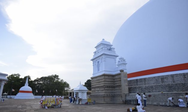 දෙව් බඹුන්ගෙන් පුද ලද විශ්වයේ අසමසම දාගැබ- රුවන්වැලි මහා සෑය