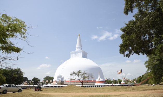 දෙව් බඹුන්ගෙන් පුද ලද විශ්වයේ අසමසම දාගැබ- රුවන්වැලි මහා සෑය