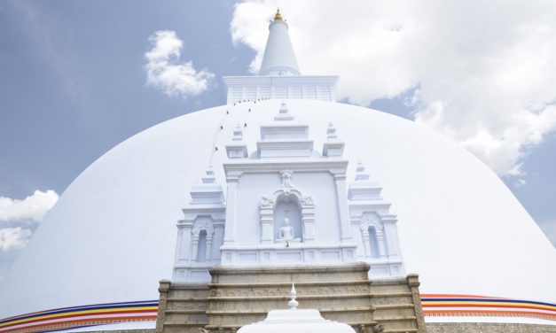 දෙව් බඹුන්ගෙන් පුද ලද විශ්වයේ අසමසම දාගැබ- රුවන්වැලි මහා සෑය