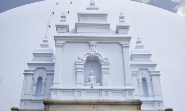 දෙව් බඹුන්ගෙන් පුද ලද විශ්වයේ අසමසම දාගැබ- රුවන්වැලි මහා සෑය